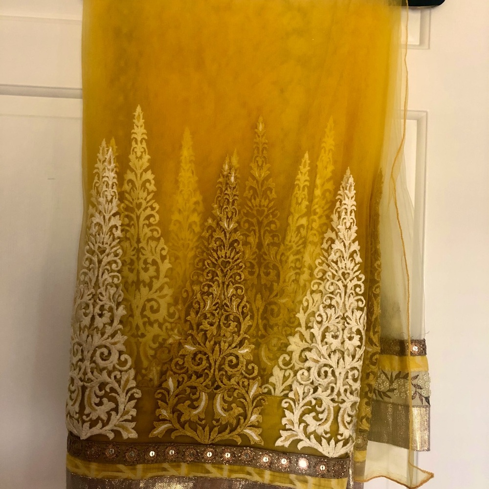 Yellow And White Net Saree With Matching Blouse - image 1